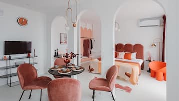 Senior Suite, City View | Living room