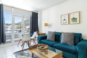 Living area - Sweeping Table Mountain Views (Cape Town)