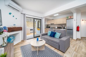 TV - Apartment 'Madalena' with Private Pool, Wi-Fi and Air Conditioning (Carvoeiro)
