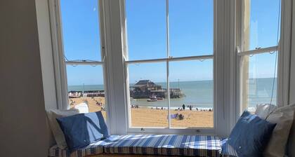 Beachside - Private Balcony & Direct Beach Access