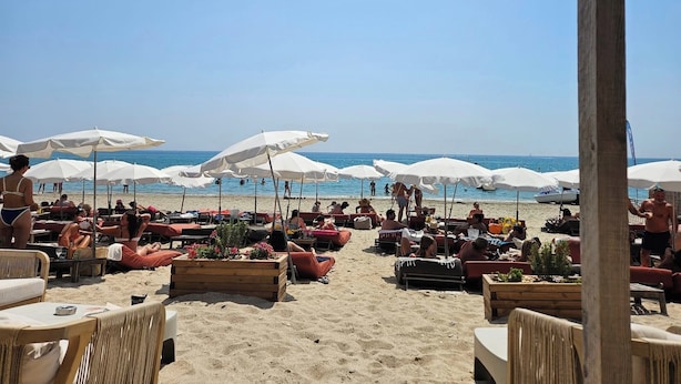 A beachside setting with sun loungers, umbrellas, and wooden planters. - LE COCON DE L'ARNEL (Villeneuve-lès-Maguelone)