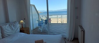 Magnificent beachfront apartment with views of the sea and the port.