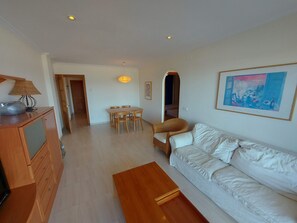 TV - Magnificent beachfront apartment with views of the sea and the port. (L'Escala)