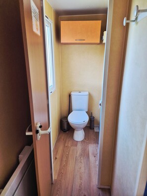 Regadera y papel de baño 