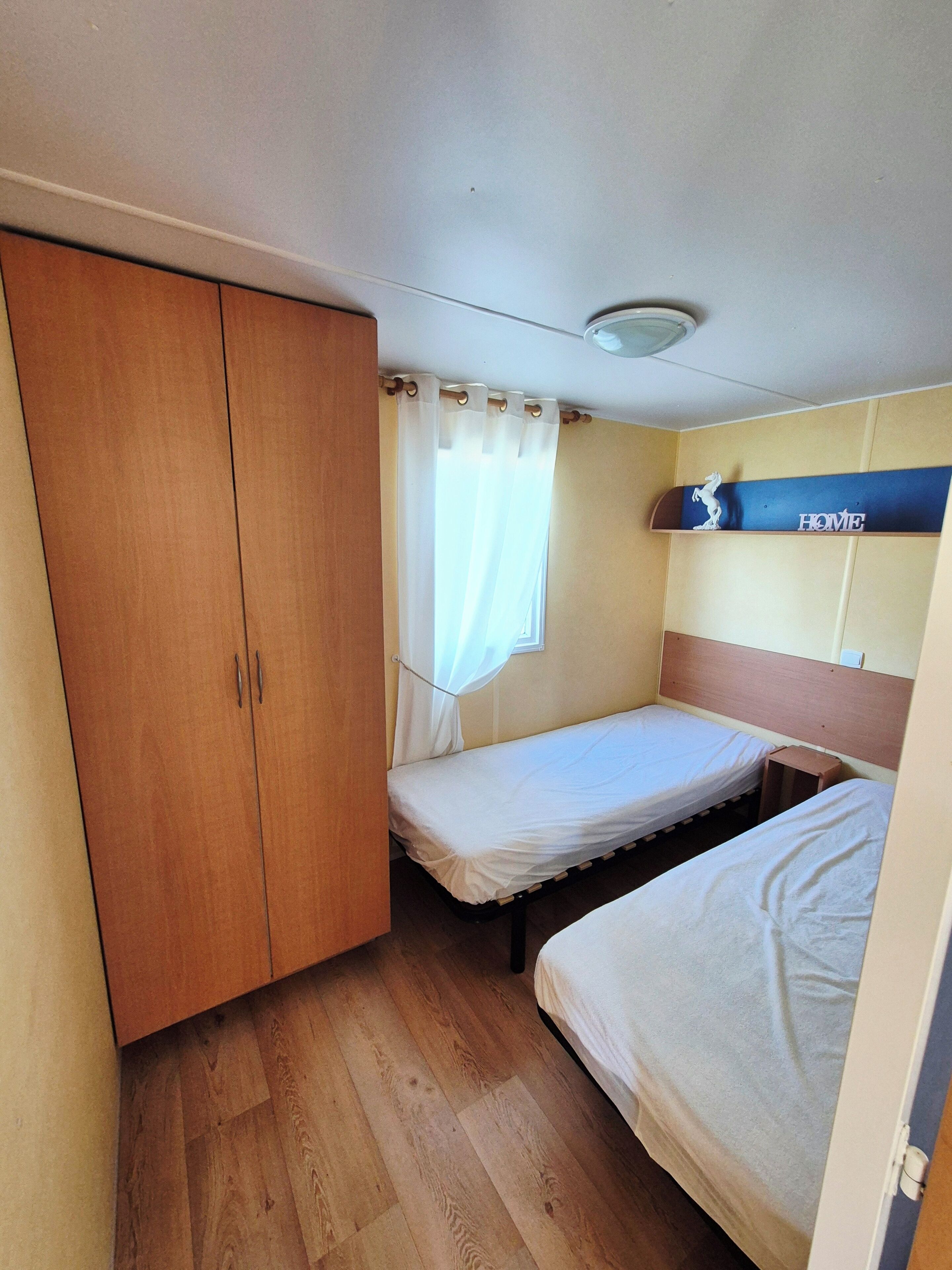 2 slaapkamers, reisbedje