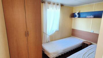 2 slaapkamers, reisbedje