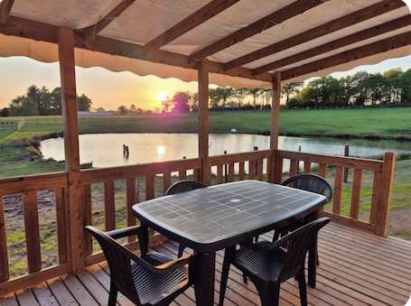 Outdoor dining. Mobilhome