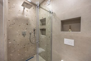 Shower, towels, soap, toilet paper - Stylish apartment with terrace and private parking space in Crikvenica (Crikvenica)