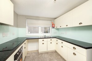Full-size fridge, oven, stovetop - Meadow Court Apartments (Edinburgh)