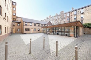 Exterior - Meadow Court Apartments (Edinburgh)