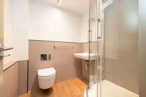Shower, towels, soap, toilet paper - Meadow Court Apartments (Edinburgh)