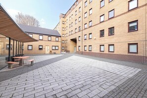 Outdoor dining - Meadow Court Apartments (Edinburgh)