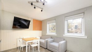 書桌、手提電腦工作空間、遮光窗簾/窗簾、熨斗/熨衫板