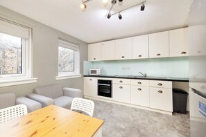 Full-size fridge, oven, stovetop - Meadow Court Apartments (Edinburgh)