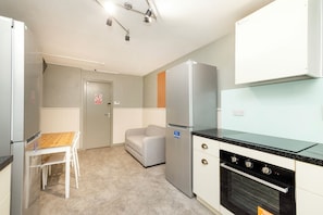 Full-size fridge, oven, stovetop
