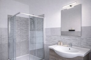 Habitación familiar | Baño | Regadera, amenidades de baño gratuitas, secadora de cabello, bidet
