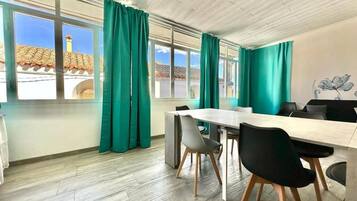 Perhehuone, kaupunkinäköala | Ruokailu