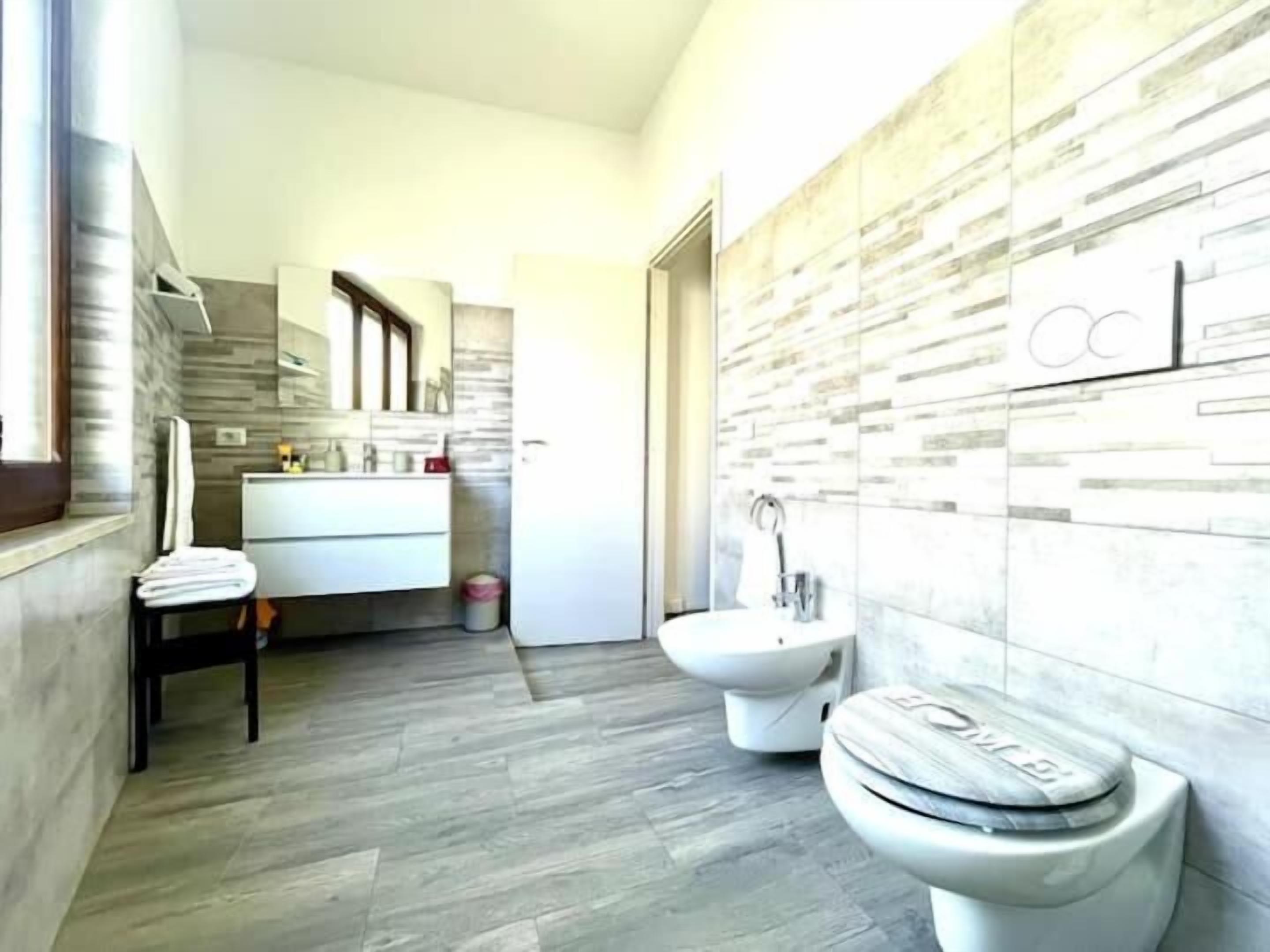 Kahden hengen huone, kaupunkinäköala | Kylpyhuone