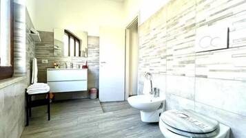 Kahden hengen huone, kaupunkinäköala | Kylpyhuone