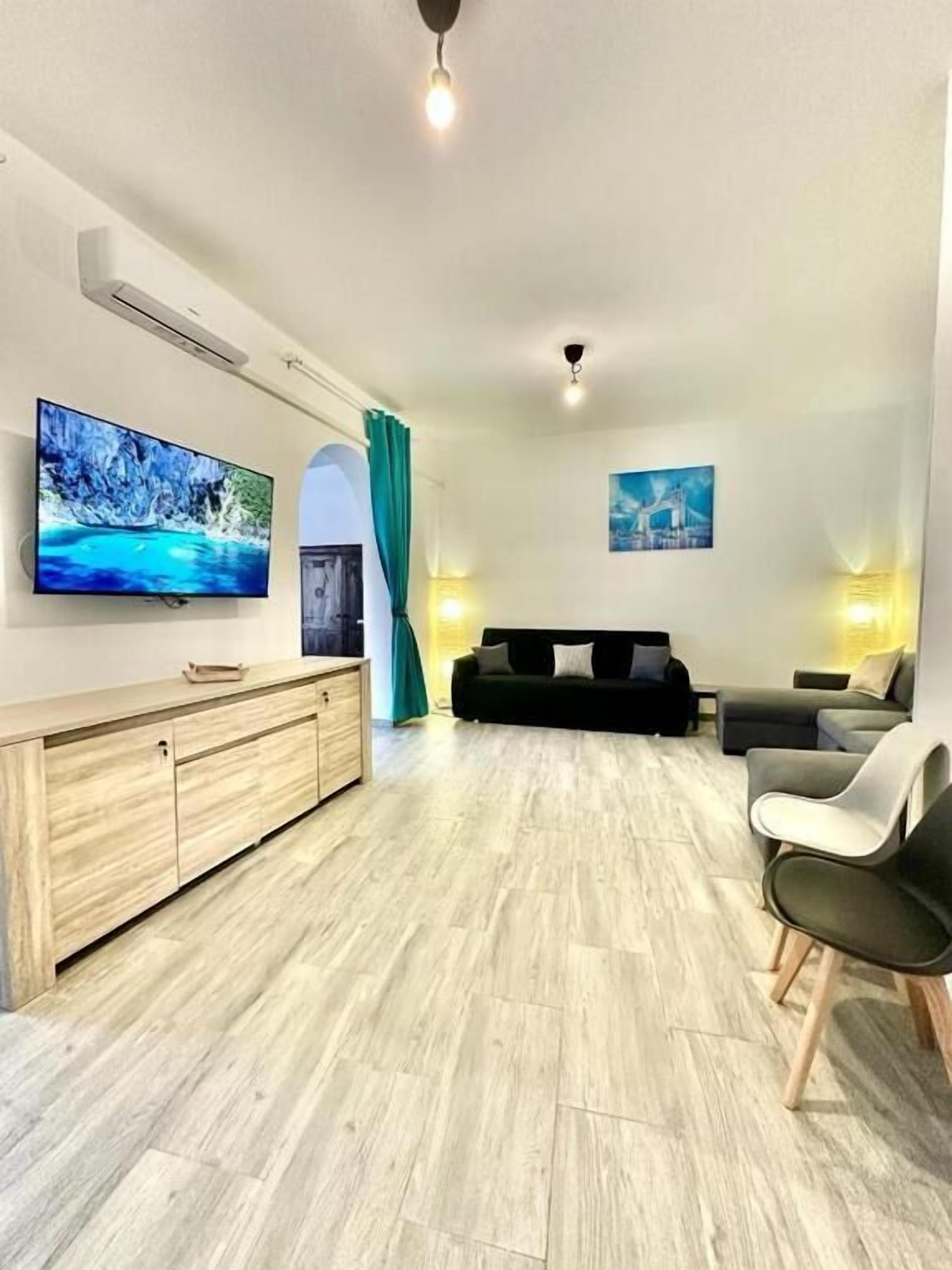 Familjerum - utsikt mot staden | Vardagsrum