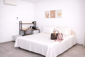 Comfort Double Room | Premium bedding, blackout drapes, soundproofing, iron/ironing board - Bonòra suites (Tortolì)