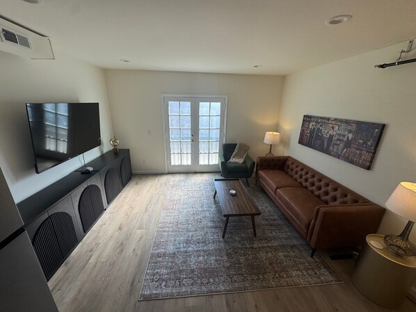 TV - The Bourbon & Brass | Speakeasy-Inspired 2BDR (Saint Charles)