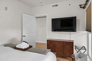 Room - The Bourbon & Brass | Speakeasy-Inspired 2BDR (Saint Charles)