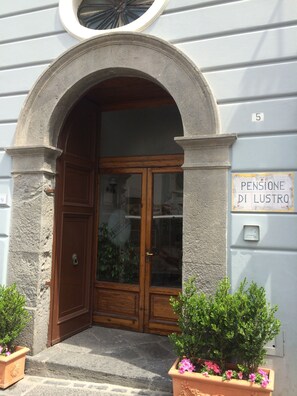 تفاصيل الفندق من الخارج