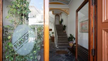 Pintu masuk properti