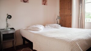 A bedroom with a bed, two bedside lamps, and two wall-mounted pictures. - Villa pornichetaine - Beach, station & center on foot- 7 people (Pornichet)
