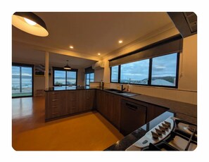 Private kitchen - "Simply the Best View" House in Central Albany (Albany)