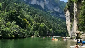 Une rivière où l’on peut faire du kayak, avec une eau claire et des berges rocheuses.
