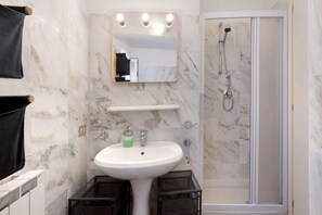 Douche, sèche-cheveux, serviettes fournies