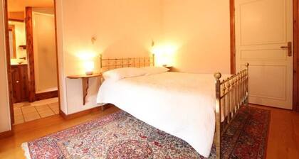 Chambre d'hÎtes « Chambre Romance » avec terrasse et jardin communs, Wi-Fi