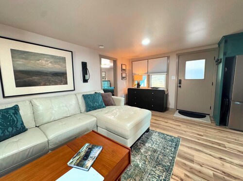 Newly Remodeled 2BR/1BA Fully Furnished Home Move-In Ready