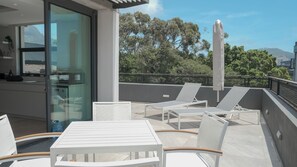 Outdoor dining - Woodstock Wonder: Mountain Views (Cape Town)