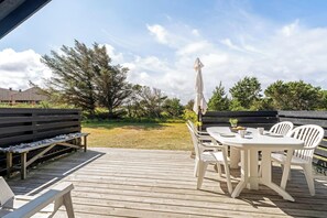 Outdoor dining - Lovely holiday home with wood-burning stove, close to the North Sea in. (Thisted)