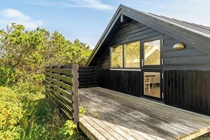 Terrace/patio - Lovely holiday home with wood-burning stove, close to the North Sea in. (Thisted)