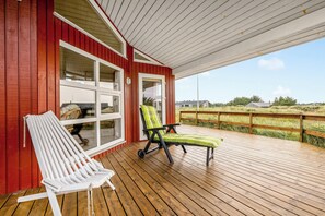 Terrace/patio - Lovely holiday home with covered terrace, only 300 meters from the North Sea at. (Ringkøbing)