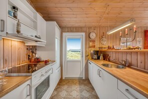 Fridge, oven, stovetop, dishwasher - Lovely holiday home with covered terrace, only 300 meters from the North Sea at. (Ringkøbing)