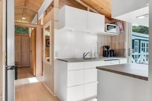 Fridge, microwave, oven, stovetop - Lovely holiday home with annex and wilderness bath. (Vestervig)