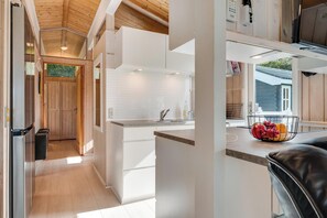 Fridge, microwave, oven, stovetop - Lovely holiday home with annex and wilderness bath. (Vestervig)
