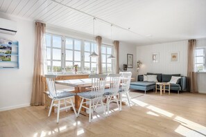 Dining - Charming and modern cottage 5 minutes walk from Søndbjerg Beach. (Thyholm)