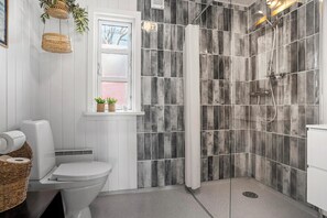 Bathroom - Charming and modern cottage 5 minutes walk from Søndbjerg Beach. (Thyholm)