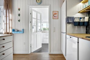 Fridge, oven, stovetop, dishwasher - Charming and modern cottage 5 minutes walk from Søndbjerg Beach. (Thyholm)