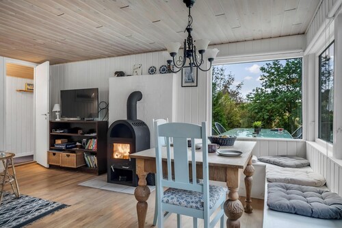 Cozy holiday home with terrace and wood-burning stove close to the water.