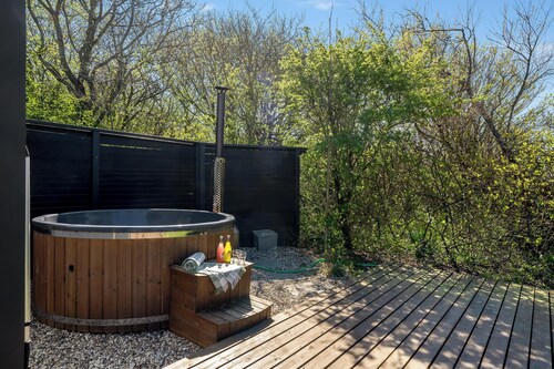 Family-friendly holiday home with large wilderness bath, close to the water.