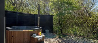 Family-friendly holiday home with large wilderness bath, close to the water.