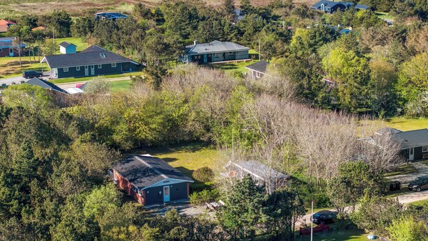 A residential area with houses, a beach, and a forested area. - Cozy holiday home with a wilderness bath and covered terrace. (Hurup Thy)