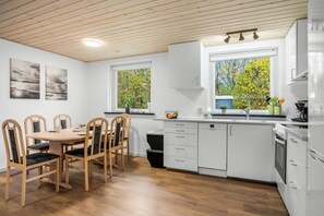Fridge, microwave, oven, stovetop - Cozy holiday home with a wilderness bath and covered terrace. (Hurup Thy)